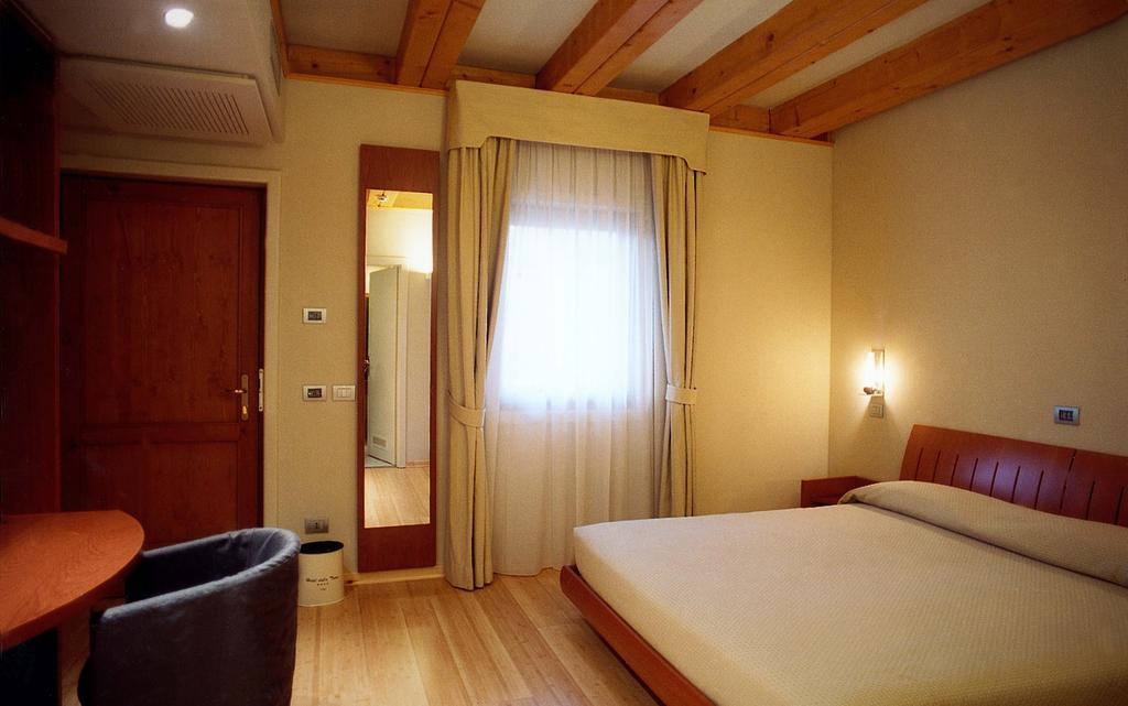 Hotel Della Torre 1850 Ponte San Marco Szoba fotó